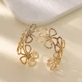 Elegante goudvergulde titanium stalen madeliefje bloem open bangle armband - Opengewerkte Madeliefjes Armband (B1737) / Goud