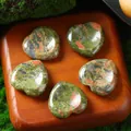 Set di cinque pietre del benessere a forma di cuore in unakite naturale da 30 mm - 30MM / Unakite