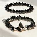 Set di due braccialetti in cristallo nero naturale con perle da 8mm e farfalla nera. - Nero