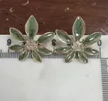 Boucles d'oreilles élégantes en émail vert avec centre en strass pour femmes - Style de Fleur en Email Vert avec Strass (10)
