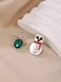 Boucles d'oreilles de Noël dépareillées renne et bonhomme de neige avec pierre verte - Style de Set Asymétrique Renne et Bonhomme de Neige (23)