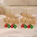 Boucles d'oreilles dorées Happy New Year avec petites cloches festives rouges et vertes. - Style de Cloche Colorée de Lettre HAPPY NEW YEAR Dorée (16)