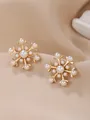 Élégantes boucles d'oreilles puces flocon dorées avec perles pour les fêtes de Noël. - Style de Flocon de Neige Doré avec Perles d'Imitation Blanches (19)