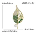 Elegante spilla a foglia d'oro con zirconi verdi e perla bianca di alta qualità - Verde Dorato