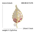 Lussuosa spilla a foglia dorata con zirconi rosa e un'elegante perla bianca lucida - Oro Vero Rosa