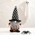Detalle de muñeco gnomo de Halloween sin rostro con cuerpo a cuadros y sombrero negro - Adorno de Muñeco con Sombrero Negro (W-WS09)