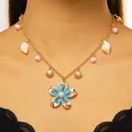 Collana a catena dorata stile spiaggia con conchiglie, perle e ciondolo a fiore blu - Collana con Fiore Smaltato e Stella Marina (4143)