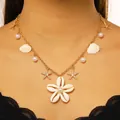 Collana con ciondolo a stella marina e conchiglia dorata con perle bianche per la spiaggia - Collana con Ciondolo a Grande Fiore Bianco e Stella Marina (7207)