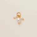 Vue détaillée d'un breloque DIY en or avec trois perles blanches pour porte-clés - Pendentif Perle
