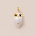 Vue détaillée d'une breloque hibou blanche avec accents dorés pour porte-clés DIY - Hibou / chouette