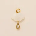 Gros plan d'un pendentif minimaliste en forme de nuage avec détail cristal goutte - Pendentif Nuage Blanc Gouttelette