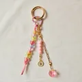 Porte-clés DIY tendance avec perles de cœur roses, chaîne dorée et charms de pêche - Pendentif Cœur Coloré