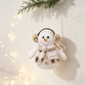 Ornement de Noël bonhomme de neige en peluche avec écharpe rayée et cache-oreilles. - Style Bonhomme de Neige