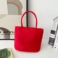 Detailansicht der stylischen roten Nylon-Umhängetasche für Alltag und Geschenke - Rot - Mit Beiden Händen Gehalten [keine Beschriftung - Verdickter Boden] / Kleine Größe - Wenden Sie Sich An Den Kundenservice Wenn Sie Eine Version Ohne Schriftzug Benötigen.