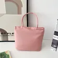 Vorderansicht einer minimalistischen rosa Nylon-Einkaufstasche in modernem Stil - Pinkfarbenes Design Für Die Hand [ohne Schriftzug - Verdickter Boden] / Kleine Größe - Wenden Sie Sich An Den Kundenservice Wenn Sie Eine Version Ohne Schriftzug Benötigen.
