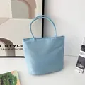 Nahaufnahme einer modischen hellblauen Nylon-Umhängetasche, perfekt für den täglichen Gebrauch - Hellblau - Handliches Design [keine Beschriftung - Verdickter Boden] / Kleine Größe - Wenden Sie Sich An Den Kundenservice Wenn Sie Eine Version Ohne Schriftzug Benötigen.