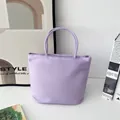 Elegante lila Nylon-Tasche Detail mit glatter Textur und verstärkten Tragegriffen - Hellviolett – Handliches Design [keine Beschriftung – Verdickter Boden] / Kleine Größe - Wenden Sie Sich An Den Kundenservice Wenn Sie Eine Version Ohne Schriftzug Benötigen.
