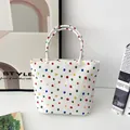 Vorderansicht einer weißen Nylon-Schultertasche mit einem lebhaften bunten Punktmuster - Polka-dot-design – Beidhändig Tragbar [ohne Schriftzug – Verstärkter Boden] / Kleine Größe - Wenden Sie Sich An Den Kundenservice Wenn Sie Eine Version Ohne Schriftzug Benötigen.