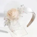 Serre-tête de mariée élégant avec fleur en tulle blanc, perles et cristaux brillants - Voile de Fleur Rose Blanc