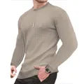 Vue détaillée de la texture gaufrée kaki du sweat-shirt à col rond pour homme - Khaki