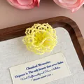 Dettaglio ravvicinato di un ciondolo per scarpe a fiore con perline gialle artigianali - Fiore Intrecciato 3D Giallo Brillante (27243-11)