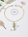 Detailweergave van gouden zeepaardje hanger ketting met afmetingen in cm en inches. - Zeepaardje Stijl (SN20210853)
