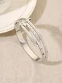 Primer plano del brazalete de acero titanio con eslabón en T y cristales brillantes - Plateado