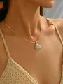 Detail van vergulde roestvrijstalen ketting met een hanger met een schelp uit de oceaan - Ronde Schelp Zeester Stijl (SN20210854)