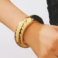 Markanter, goldener, gehämmerter Armreif für Damen mit unregelmäßigem Tropfendesign - Unregelmäßiger Hammerschlag-Stil / Gold (A-824)