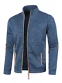 Vue détaillée d'une veste en maille bleue pour hommes avec coudières contrastées élégantes. - S / Bleu Marine