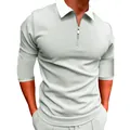 Detail eines schmal geschnittenen Herren-Poloshirts mit weißem Kragen und Reißverschluss - S / Hellgrau