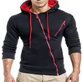 Detailopname van zwarte slim fit herenhoodie met unieke rode diagonale ritsen - S / Zwart Lichaam Met Rode Accenten