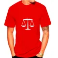 T-shirt rossa da uomo con stampa bilancia bianca, design alla moda a maniche corte - S / Rosso