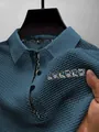 Gros plan sur un polo bleu pour hommes en soie glacée avec des détails de cachemire - Bleu Denim