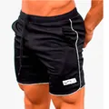 Vue détaillée d'un short de sport noir respirant pour homme avec un liseré blanc - Noir et Blanc