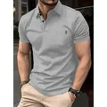Stilvolles graues Kurzarm-Poloshirt für Herren mit Brusttasche und Webband-Detail - S / Hellgrau