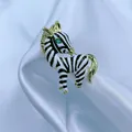 Lussuosa spilla a forma di zebra in smalto stile vintage in lega dorata da donna - Zebra Bianca e Nera