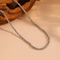 Primer plano detallado de un collar de cadena de serpiente trenzada triple de plata - Collar Trenzado Plateado (Q809)