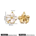 Französischer Vintage-Blumenanhänger aus Edelstahl mit weißer Textur und Goldfinish - Großes Blumenmodell / Gold