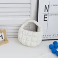 Vista detallada de un elegante bolso de nube acolchado blanco con relleno de algodón suave. - Blanco