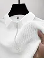 Dettaglio di una polo in seta ghiaccio bianca con una trama testurizzata a nido d'ape 3D - S / Bianco