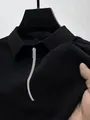 Primo piano del tessuto a rete in seta ghiacciata nera su polo da uomo con zip - S / Nero