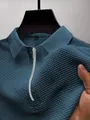 Gros plan sur un polo bleu en maille de soie glacée avec demi-fermeture éclair - Bleu Denim