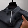 Dettaglio ravvicinato della polo da uomo in rete di seta ghiacciata con mezza zip - S / grigio scuro