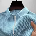 Polo en maille de soie glacée bleu clair pour hommes avec demi-fermeture éclair pratique - Rose bonbon