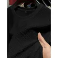 Primo piano del tessuto a rete in seta ghiaccio nera di una t-shirt traspirante da uomo - S / Nero