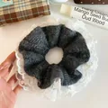 Morbido elastico per capelli in maglia grigia con pizzo bianco per acconciature - Grigio