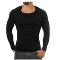 Detailansicht eines schmal geschnittenen schwarzen Herren-Strick-T-Shirts mit Rippen - S / Schwarz