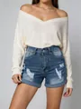 Dettaglio di pantaloncini di jeans strappati da donna con orlo risvoltato - S / Azzurro