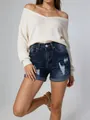 Vista ravvicinata di pantaloncini di jeans blu scuro strappati con risvolto - S / Blu scuro
